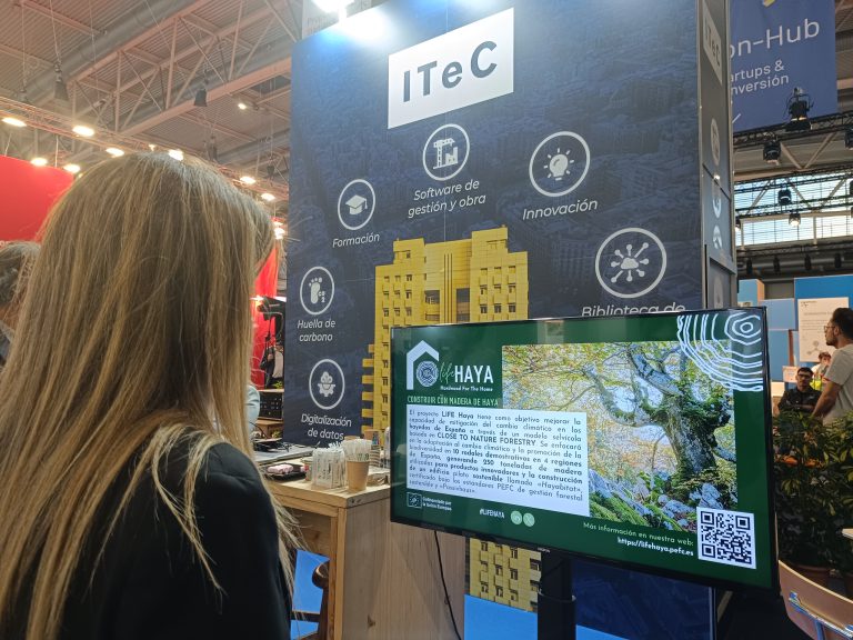 Un miembro del proyecto observa una pantalla informativa del proyecto LIFE HAYA en el stand del ITeC durante la feria Construmat 2024 en Barcelona.