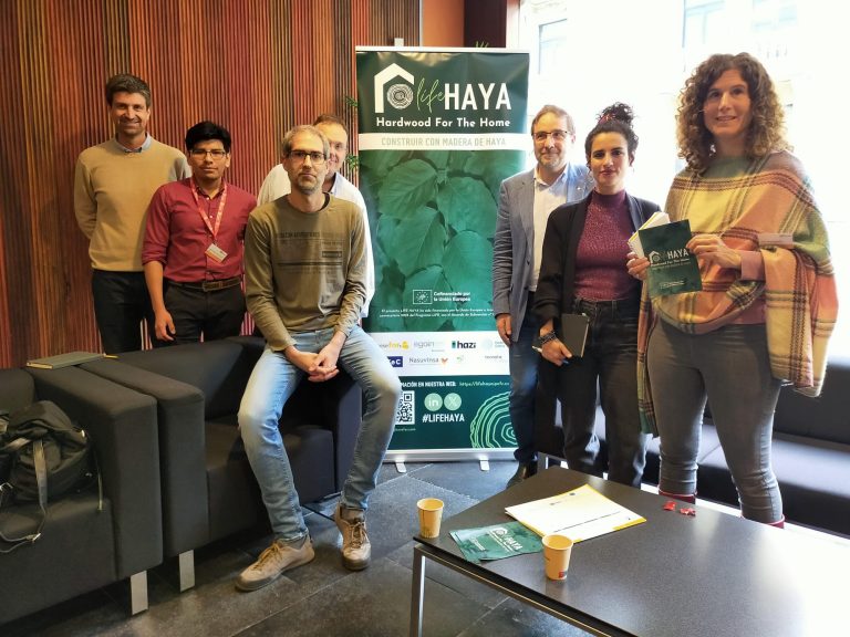 Grupo de participantes del proyecto Life HAYA posando junto a un cartel informativo durante el 5º Fórum Internacional de Construcción con Madera, celebrado en mayo de 2025.