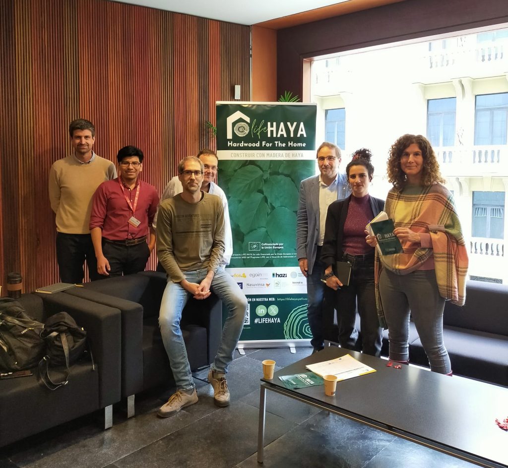 Integrantes del proyecto Life HAYA posan junto a un cartel informativo durante el 5º Fórum Internacional de Construcción con Madera en España, mayo de 2025
