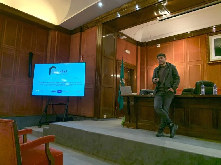 Ponente presenta el proyecto LIFE HAYA en aula magna durante la Semana Forestal de la UPM