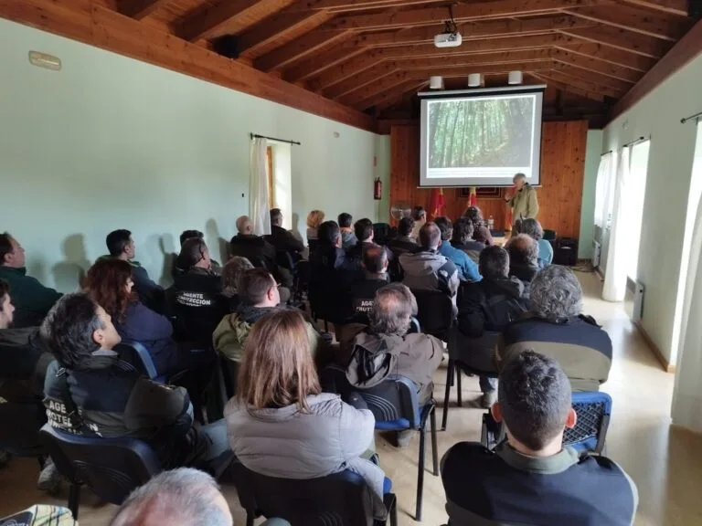 Asistentes atienden presentacion sobre gestion del hayedo en aula durante la I Jornada en Bizkaia