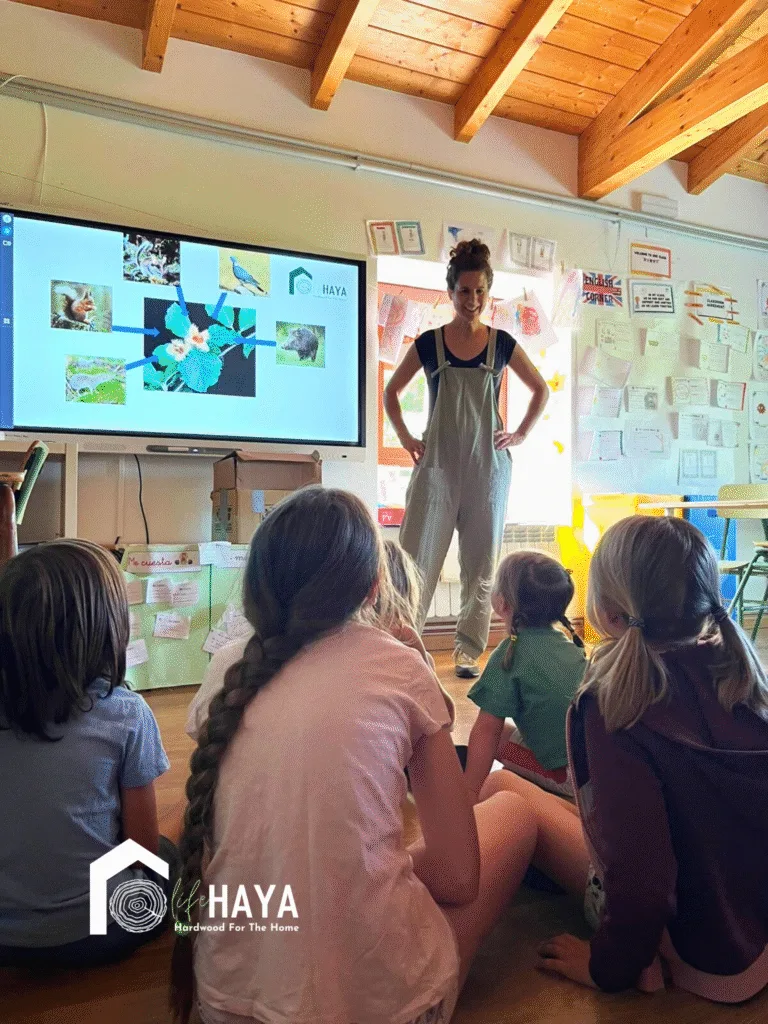 Silvia Gómez Fernandez, investigadora del proyecto LIFE HAYA imparte un taller de biodiversidad a alumnado de primaria en un aula del CEIP El Valle (Soria) con una presentación en pantalla digital.